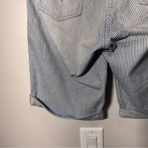 Levi's Cuffed Bermuda Women's Size 28 Blue White Pinstripes Denim Jean Shorts - Picture 8 of 15
